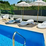New Exclusive Apartment With Garden And Private Pool Near The Sea