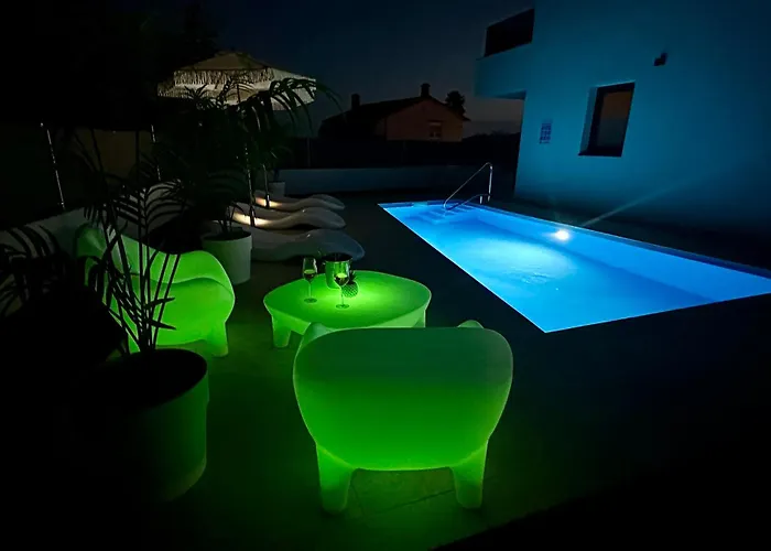 New Exclusive Apartment With Garden And Private Pool Near The Sea
