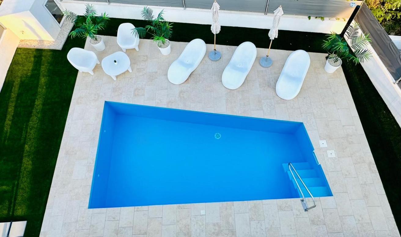 New Exclusive With Garden And Private Pool Near The Sea Apartment *
