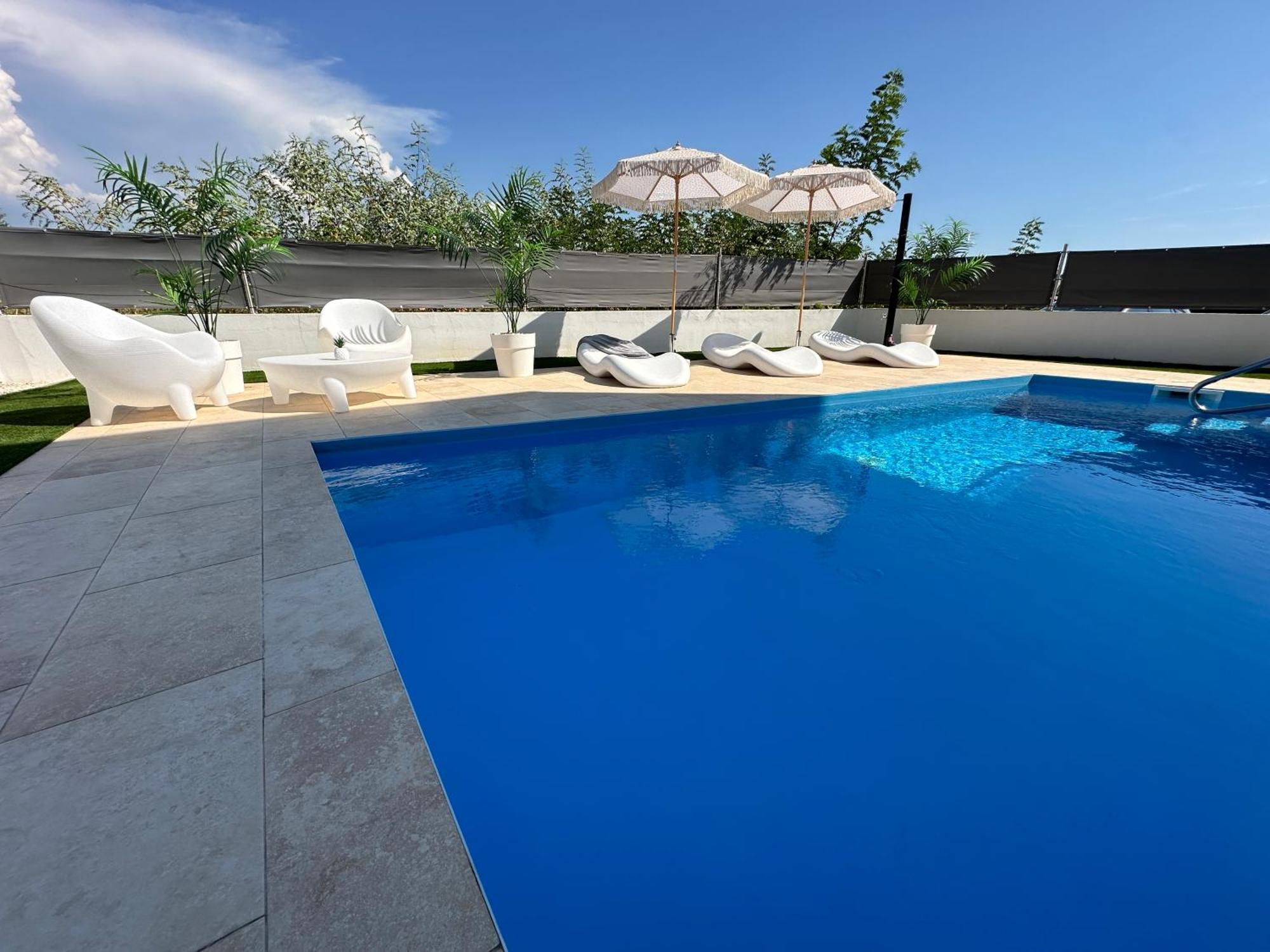 New Exclusive With Garden And Private Pool Near The Sea