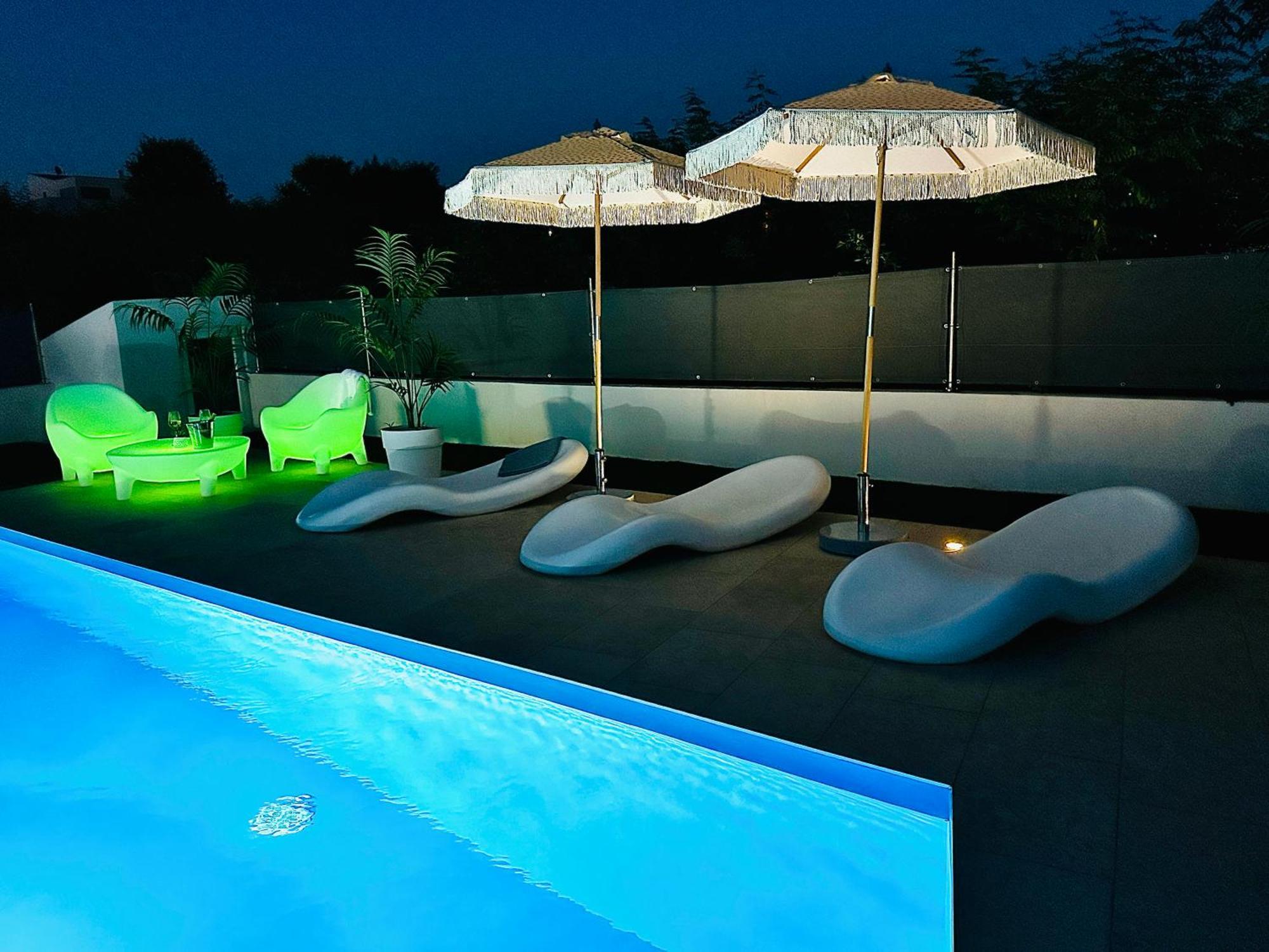 New Exclusive With Garden And Private Pool Near The Sea Apartment Poreč