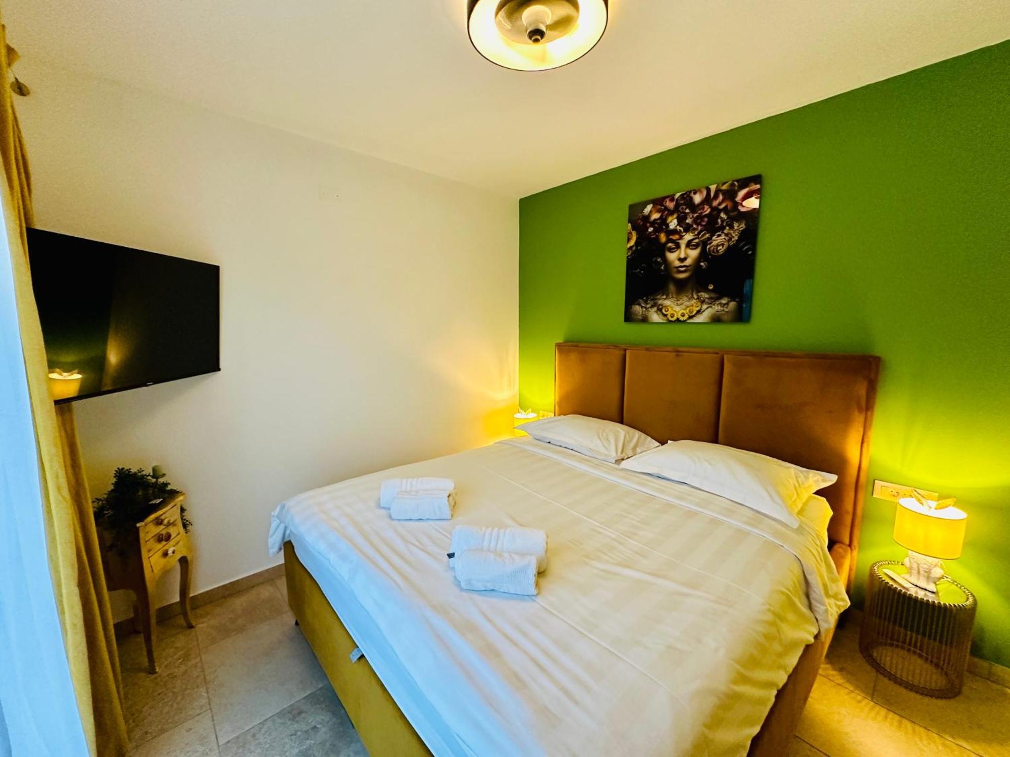 New Exclusive With Garden And Private Pool Near The Sea
